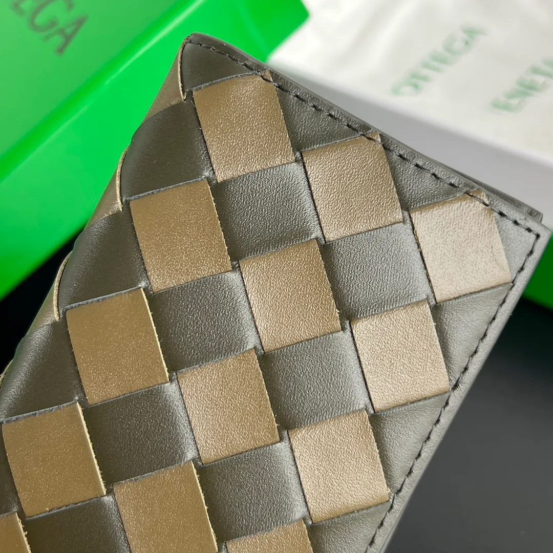 B family's new medium plaid card holder, 592619 card holder, is an essential carry-on for all people. The body of the bag is made of cowhide and has a smooth texture. It has 6 card slots. There is also a compartment in the middle to put some money. It is a very lightweight card holder. Nowadays, the bags we carry are getting smaller and smaller. One card holder can satisfy all. There are also many color options. There is always one you like. Size: 11x7.5 p480